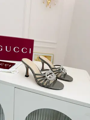 出廠價：570🌸 🌸Gucci2026早春雙G水鑽高跟拖鞋，跟高8.5釐米。34碼—43碼（34、35、43不退換）真皮大底+40