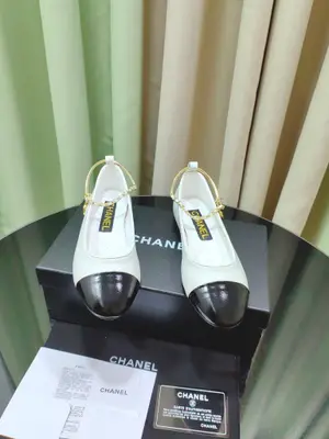 出廠價:p660 🎁🎁🎁小香爆款春夏鏈條珍珠腳環瑪麗珍芭蕾舞單鞋走秀款 ❤︎ 原版一比一開模五金扣工能設計，💕穿皮條腳環裝飾可自行裝卸鏈條穿皮條工藝，小香雙c和山茶花金屬扣裝飾點綴，超美芭蕾舞鞋 面料：進口混種羊 內裡：進口羊皮內裡