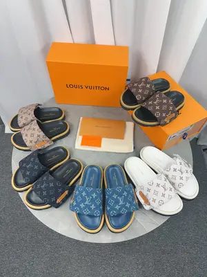 LV驢牌L家 2023爆款 浮雕logo 壓花 涼拖鞋 本款 Pool Pillow Comfort 平底涼拖取材科技織物，以高頻壓印技術重繹 Monogram 圖案。柔軟加墊鞋面搭配可調節魔術貼，舒適韌性鞋墊再添和諧色彩 ▪️面料: 原版