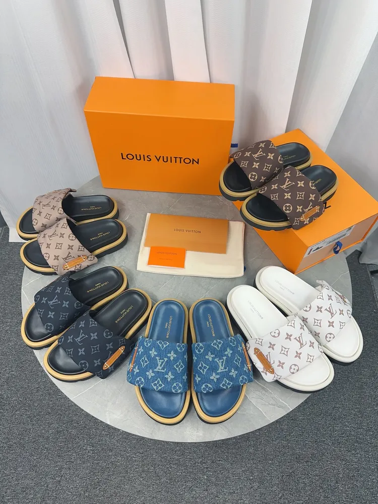 LV驢牌L家 2023爆款 浮雕logo 壓花 涼拖鞋 本款 Pool Pillow Comfort 平底涼拖取材科技織物，以高頻壓印技術重繹 Monogram 圖案。柔軟加墊鞋面搭配可調節魔術貼，舒適韌性鞋墊再添和諧色彩 ▪️面料: 原版