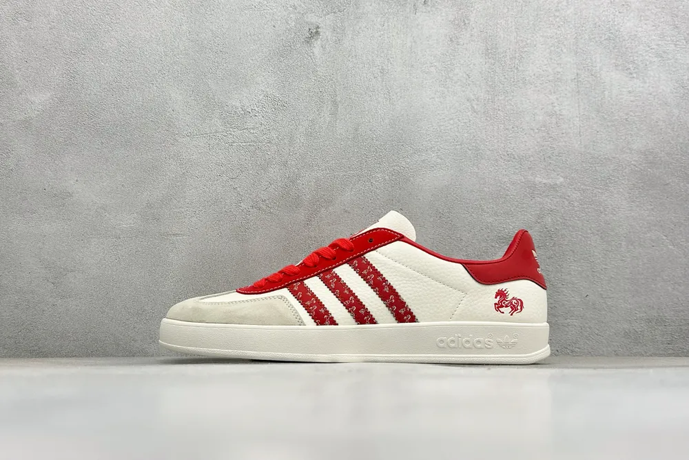 福利特價459💰  純原                                                        Adidas Originals GAZELLE  INDOOR“馬年聯名限定-紅白經典”專為 202