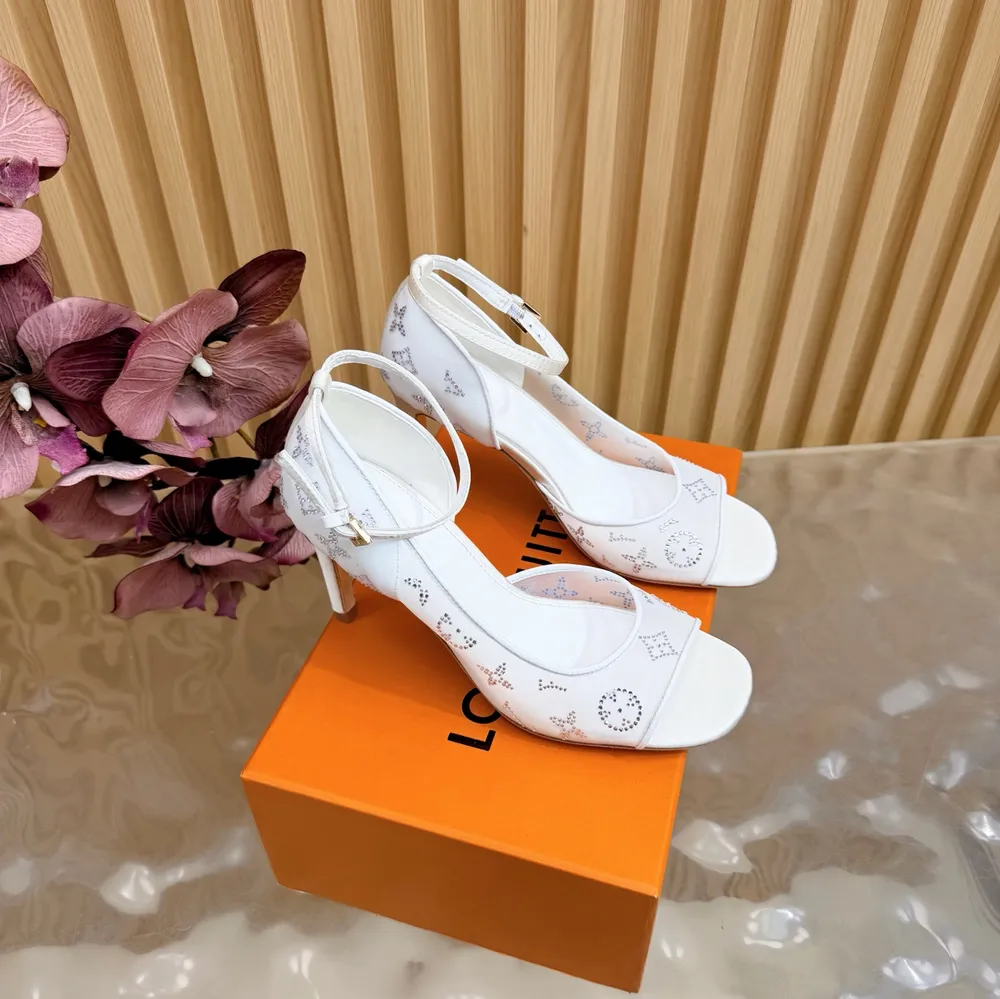 LV 路易威登  260𝐬𝐬 2026 早春新品 頂級版本⚠️專櫃主打最新款 牛仔布硬標拖鞋 硬貨上新?▪️鞋面：原版網紗燙鑽