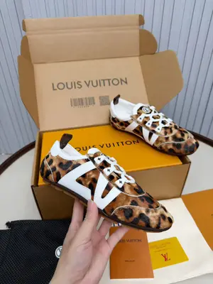 2026🔥新款上架🔥 Louis Vuitton  lv路易威登專櫃最新復古德訓鞋 ，芭蕾運動鞋 ，眾多網紅明星紛紛開秀上腳 ，這款繫帶休閒運動鞋妥妥的美式復古風格 經典百搭的單品 面料：牛皮+絲光牛反絨 內裡：羊皮 原版開模橡膠鞋底 