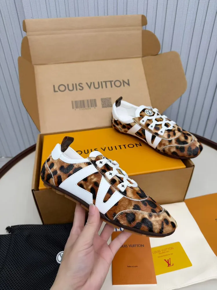 2026🔥新款上架🔥 Louis Vuitton  lv路易威登專櫃最新復古德訓鞋 ，芭蕾運動鞋 ，眾多網紅明星紛紛開秀上腳 ，這款繫帶休閒運動鞋妥妥的美式復古風格 經典百搭的單品 面料：牛皮+絲光牛反絨 內裡：羊皮 原版開模橡膠鞋底 