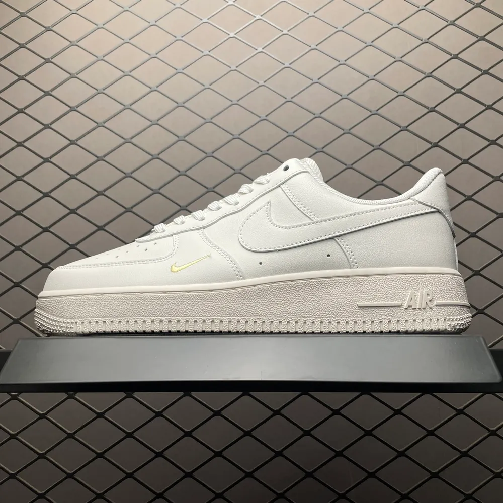 💰550 純原NK Air Force 1 Low 空軍一號低幫休閒板鞋 HJ3841-030 原廠衝刀皮料切割乾淨 無任何毛邊 打造純正空軍 全掌內建蜂窩氣墊 原盒配件 原廠中底鋼印、拉幫完美 全套原楦原模傾力打造完美版型 尺碼：36 
