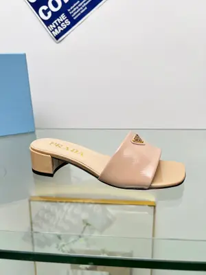 600💰🔥🔥✨Prada/普拉達2024ss春夏新品 Saffiano牛漆皮高跟拖鞋 閃亮登場🌟 小紅書各大博主推薦，彰顯經典魅力。