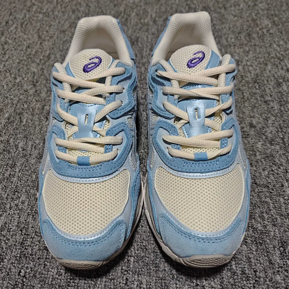 💰530  純原 Asics 亞瑟士 GEL-NYC 低幫運動休閒跑步鞋 1203A383-107 外貿平臺專供 大廠出品 細節到位 區別市面通貨 尺碼：36 37 37.5 38 39 39.5 40 40.5 41.5 42 42.5
