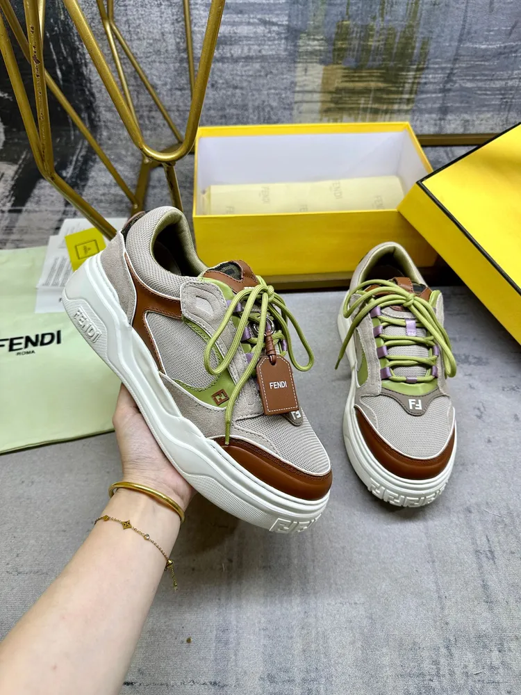 FENDI Force繫帶低幫鞋。米色網眼布材質，採用棕色和綠色絨面革和皮革軟墊和嵌飾設計元素。飾有嵌邊和底部注塑元素。側面細節帶有注塑FF。輕質厚實米色EVA鞋底，鞋頭及鞋跟飾有FF圖案。綠色鞋帶飾有可拆卸全粒麵皮革掛飾，帶FENDI R