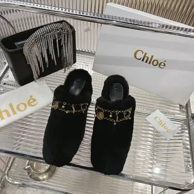 Chloe 2026真毛拖，全是溫柔掛，上腳直接顯貴氣💅真毛摸著軟fufu像擼貓🐱，腳感絕了！✨真皮大底走路超穩不打滑。