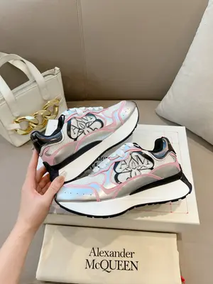 p720 𝐀𝐥𝐞𝐱𝐚𝐧𝐝𝐞𝐫 𝐌𝐜𝐐𝐮𝐞𝐞𝐧# 亞歷山大·麥昆🆕 2024早春Sprint跑鞋，3D立體裁片工藝，最新款式一如既往高階品質，做工細節清爽乾淨，原版一比一復刻，原版軟厚底，設計線條優秀  上腳