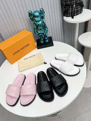 Louis Vuitton路易威登春夏新款拖鞋火爆上市，1:1高階定製，秒殺一切仿品，原版壓花羊皮面，既時尚又美觀，面料:進口羊皮，內裡羊皮，精美原版鞋楦，大底原版開模，鞋底加水臺4釐米。碼數35—42,多色色可選帶圖下單，新色會陸續更新，