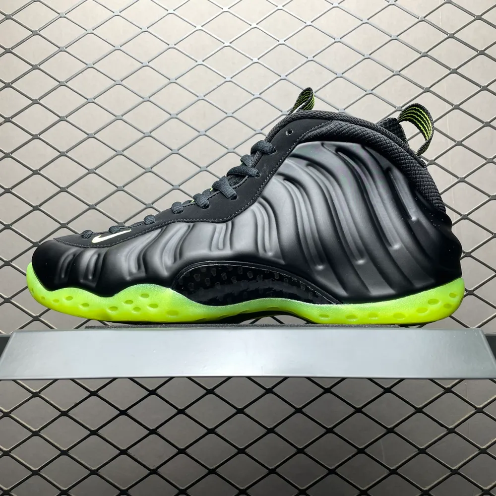 NK Air Foamposite One 市售最強品質 莞產頂級品質 小靈通噴 噴泡 HF2902-001 內建Zoom氣墊 鞋型發泡360度無死角 中底完美注膠 原廠碳纖維加持 尺碼：38.5 39 40 40.5 41 42 42.5