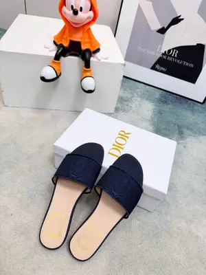 Dior 2026春夏系列拖鞋，牛仔藍Oblique壓紋刺繡，精緻優雅。鞋面寬版設計，Dior標誌超有辨識度，粗跟結構舒適好走，日常或度假都能輕鬆駕馭。Oblique壓紋是Dior經典元素，搭配刺繡，法式浪漫氛圍感拉滿！鞋底輕便，長時間穿也