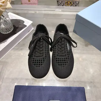 出廠價P620💰PRADA                                             2026新款針織網面鏤空德訓鞋休閒鞋 ，全新的鉤針運動薄底鞋把流行的薄底和鉤針元素完美結合 搭配簡單的Prada字母log