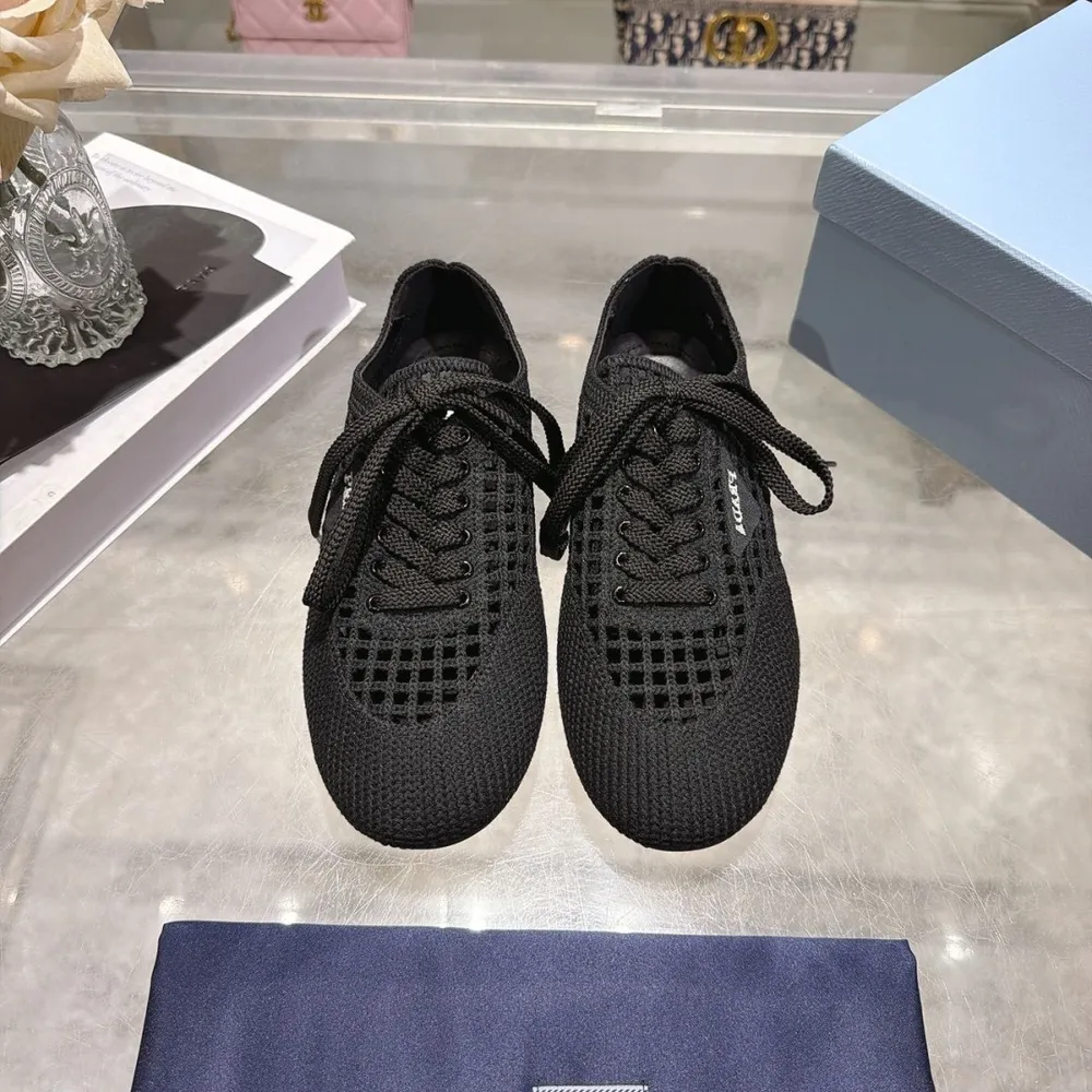出廠價P620💰PRADA                                             2026新款針織網面鏤空德訓鞋休閒鞋 ，全新的鉤針運動薄底鞋把流行的薄底和鉤針元素完美結合 搭配簡單的Prada字母log