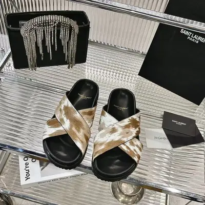 💫💫2026ss聖羅蘭這款平底拖鞋讓人聯想起Hedi Slimane執掌SAINT LAURENT PARIS時期搖滾與華麗的美學風格。✨✨簡約的鞋型搭配大膽的動物紋印花和奢華的材質，打造出品牌獨樹一幟的標誌性風格，鞋面採用奢華的馬毛材