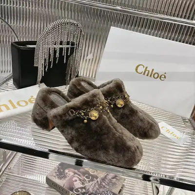 Chloe 2026真毛拖，全是溫柔掛，上腳直接顯貴氣💅真毛摸著軟fufu像擼貓🐱，腳感絕了！✨真皮大底走路超穩不打滑。