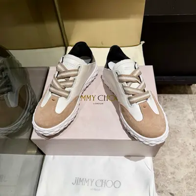 新款吉米周 JIMMY CHOO ，獨家發售，工廠價格批710、原版大底休閒小白鞋，採用最新工藝設計，立體感強👍多種工藝融合一起，顛覆時尚，超級有型！搭配超美。原版一比一