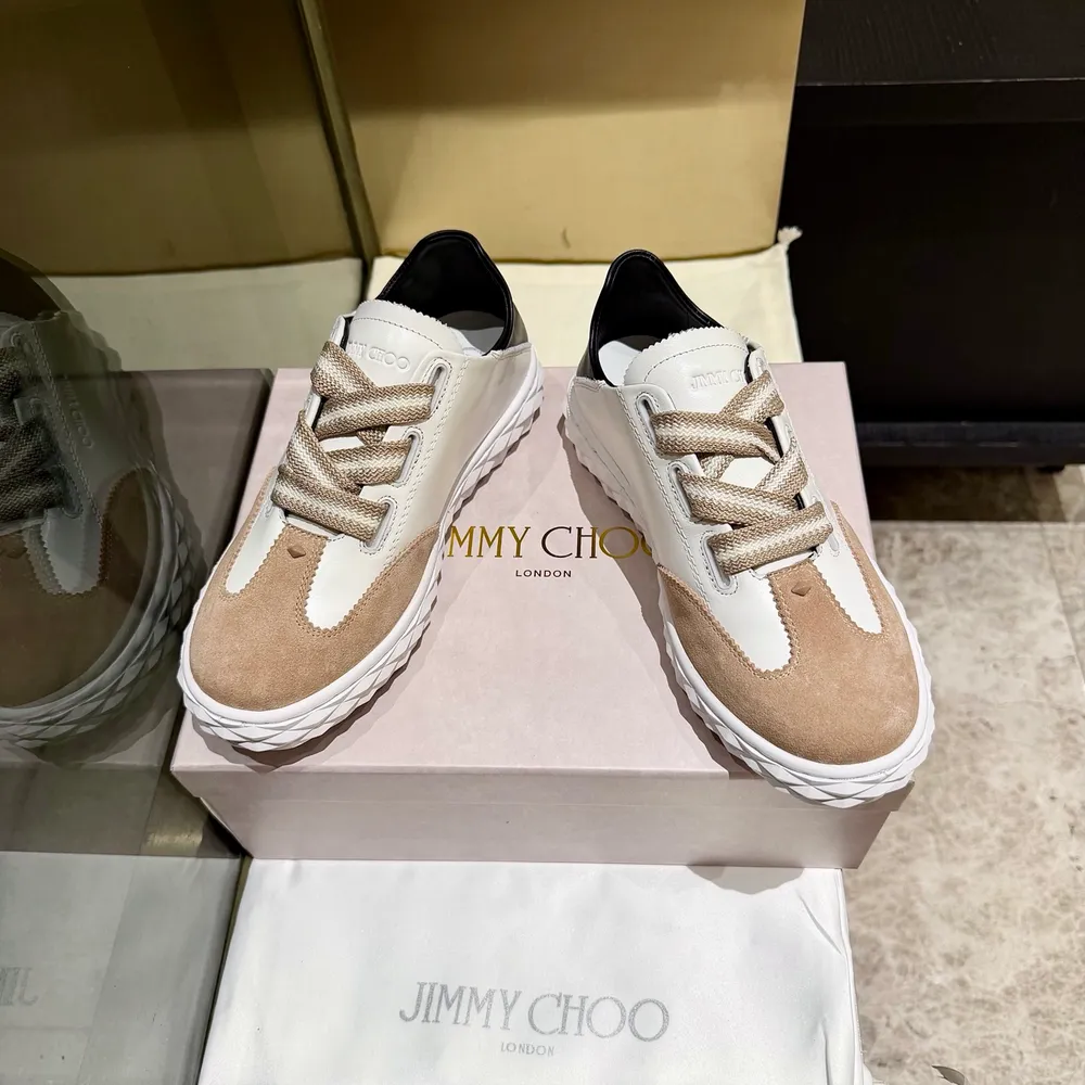 新款吉米周 JIMMY CHOO ，獨家發售，工廠價格批710、原版大底休閒小白鞋，採用最新工藝設計，立體感強👍多種工藝融合一起，顛覆時尚，超級有型！搭配超美。原版一比一