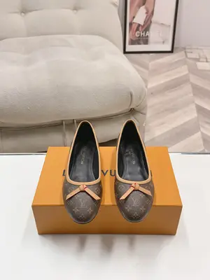 💰680 頂級版本 Size: 35-40 LV 驢牌26春款 新款單鞋瑪麗珍拼系小皮鞋  香裡香氣的經典-.-楦型百搭瘦腳yyds.造型立體飽滿，上腳舒適  氣場十足，原版皮面 拼色加小蝴蝶結設計風格 高階又優雅，細節完美  炫 潮。