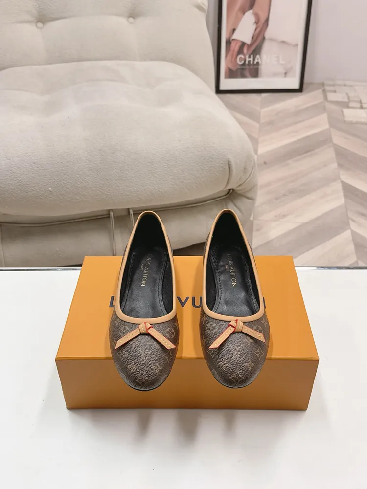 💰680 頂級版本 Size: 35-40 LV 驢牌26春款 新款單鞋瑪麗珍拼系小皮鞋  香裡香氣的經典-.-楦型百搭瘦腳yyds.造型立體飽滿，上腳舒適  氣場十足，原版皮面 拼色加小蝴蝶結設計風格 高階又優雅，細節完美  炫 潮。