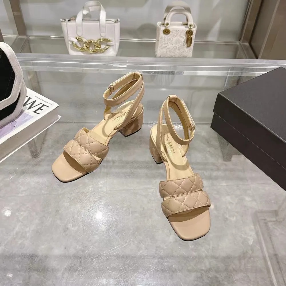 𝐂𝐇𝐀𝐍𝐄𝐋★小香 春夏新品 專櫃新款涼鞋電繡凌格永不褪去的經典元素 💋展現與眾不同的穿搭風格美到無話可說 夏季必入款……     鞋面：進口羊皮/針織面料