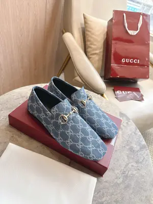 8995-1 牛仔¥670（35-42）2026春夏系列全新上市。這款設計以義大利語“男孩”命名，為經典Horsebit馬銜扣樂福鞋注入新極簡風尚。這款樂福鞋甄選纖細鞋底和反向縫製工藝——這種製鞋工藝提供柔軟、舒適和靈活的貼合感，鞋履甄選輕