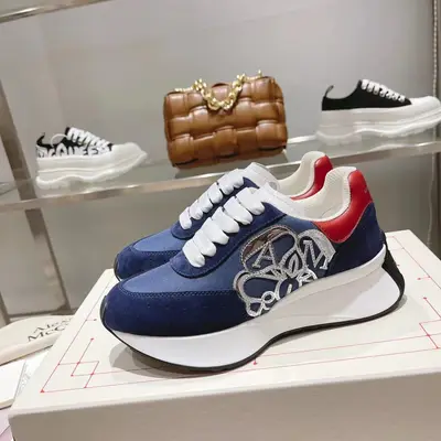 出廠價710 頂版上新ALEXANDER MCQUEEN/亞歷山大麥昆 2023春夏男Sprint運動情侶款 鞋側面飾有時尚個性字母seal Logo組合雕花標誌 內裡網 牛皮墊腳，不脫層不褪色，最新精美全套包裝 另配有一幅鞋帶 35-45