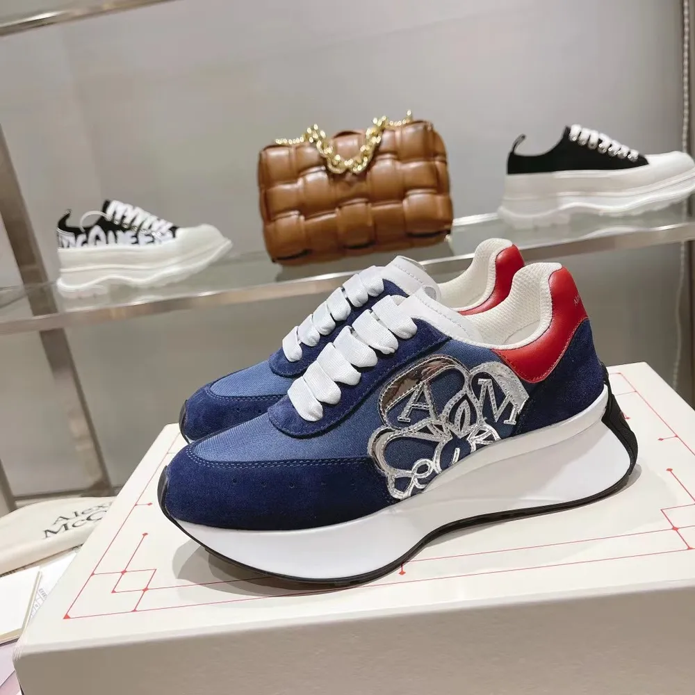 出廠價710 頂版上新ALEXANDER MCQUEEN/亞歷山大麥昆 2023春夏男Sprint運動情侶款 鞋側面飾有時尚個性字母seal Logo組合雕花標誌 內裡網 牛皮墊腳，不脫層不褪色，最新精美全套包裝 另配有一幅鞋帶 35-45
