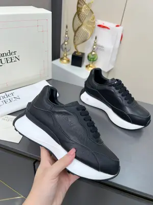 Alexander McQueen·亞歷山大麥昆🏆繫帶圓頭 低幫 生活休閒鞋 情侶鞋⛳️2025最新米蘭時裝週T臺走秀款，獨特個性的設計，上腳超有範，圓頭的設計讓腳趾得到完全的釋放。超下血本， 購入多雙原版，拆解復刻。超級爆款，專櫃品質！