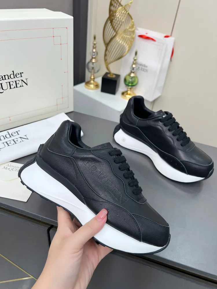Alexander McQueen·亞歷山大麥昆🏆繫帶圓頭 低幫 生活休閒鞋 情侶鞋⛳️2025最新米蘭時裝週T臺走秀款，獨特個性的設計，上腳超有範，圓頭的設計讓腳趾得到完全的釋放。超下血本， 購入多雙原版，拆解復刻。超級爆款，專櫃品質！