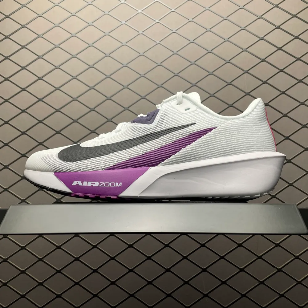 💰530 純原NK Air Zoom Rival FLY 4 超彈透氣輕量跑步鞋 FV6040-100 鞋款搭載 Flyknit 材料 出眾彈性 易於穿脫 採用React技術 輕盈耐 跑步健身房鍛鍊最佳選擇之一 尺碼：39 40 40.5