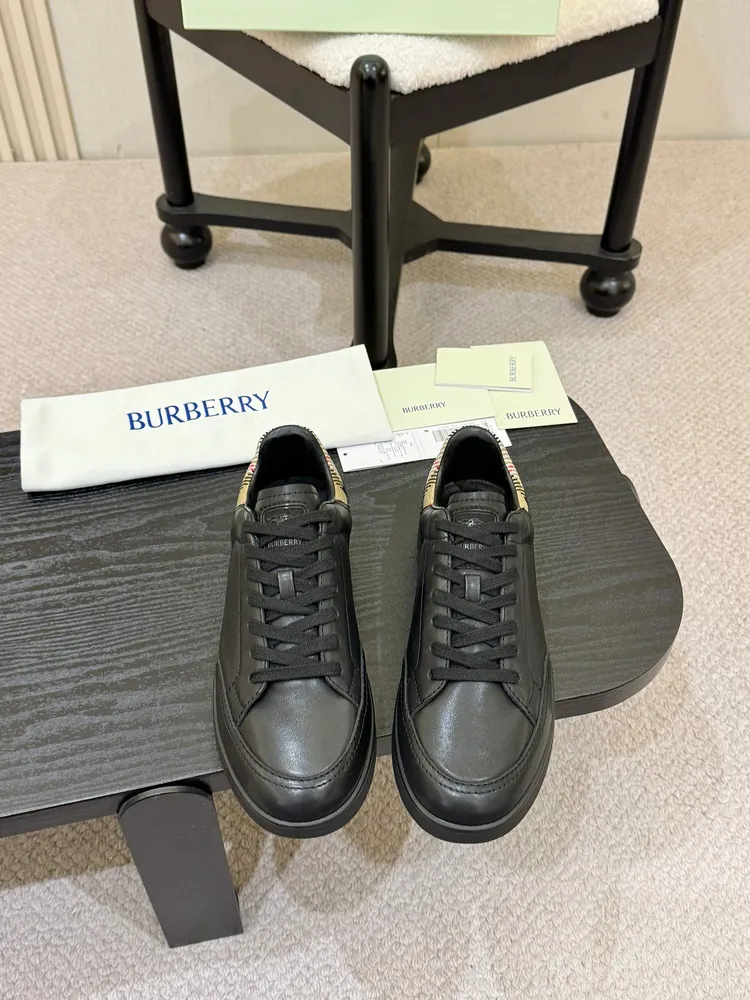 💰小牛皮650元！Burberr2026早春爆款休閒便鞋，新款標誌性 Set 運動鞋，以簡約風格呈現，成就日常奢華格調。低幫鞋款，選用光滑皮革材質打造，於義大利工坊匠心製成。鞋口處飾有針織 Burberry 格紋，以標誌性沙米色演繹。鞋舌
