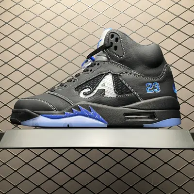 純原Awake NY x Air Jordan 5 Retro AJ5喬5 男子文化籃球鞋 DV4982-004 該款配色以標誌性的“黑色金屬”OG為基礎，這家紐約街頭服飾品牌為修改過的鞋面添加了Racer Blue的點綴，這款Air Jo