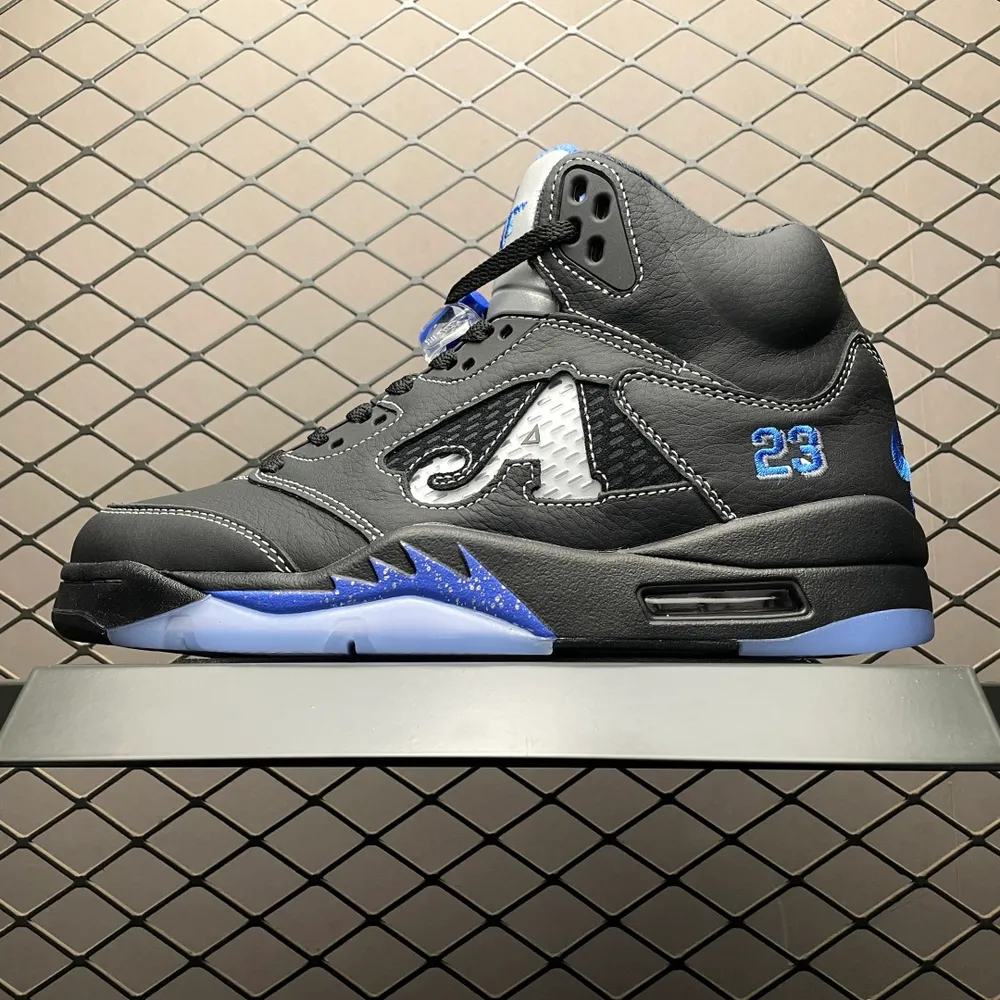 純原Awake NY x Air Jordan 5 Retro AJ5喬5 男子文化籃球鞋 DV4982-004 該款配色以標誌性的“黑色金屬”OG為基礎，這家紐約街頭服飾品牌為修改過的鞋面添加了Racer Blue的點綴，這款Air Jo