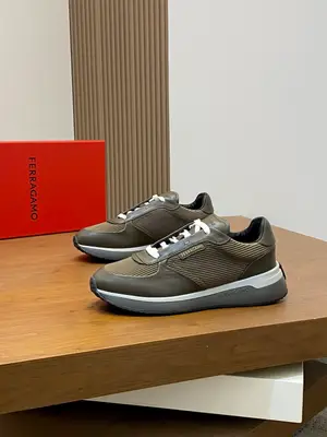 出廠【實價】🏃‍♂️🏃‍♂️菲拉格慕Ferragam 新款男士休閒運動鞋原版設計。這款鞋採用進口牛皮配透氣條紋布鞋面，內裡本染小牛皮 小牛皮鞋墊 上腳柔軟舒適透氣 配原盒全套包裝！看得見的細節和品質。