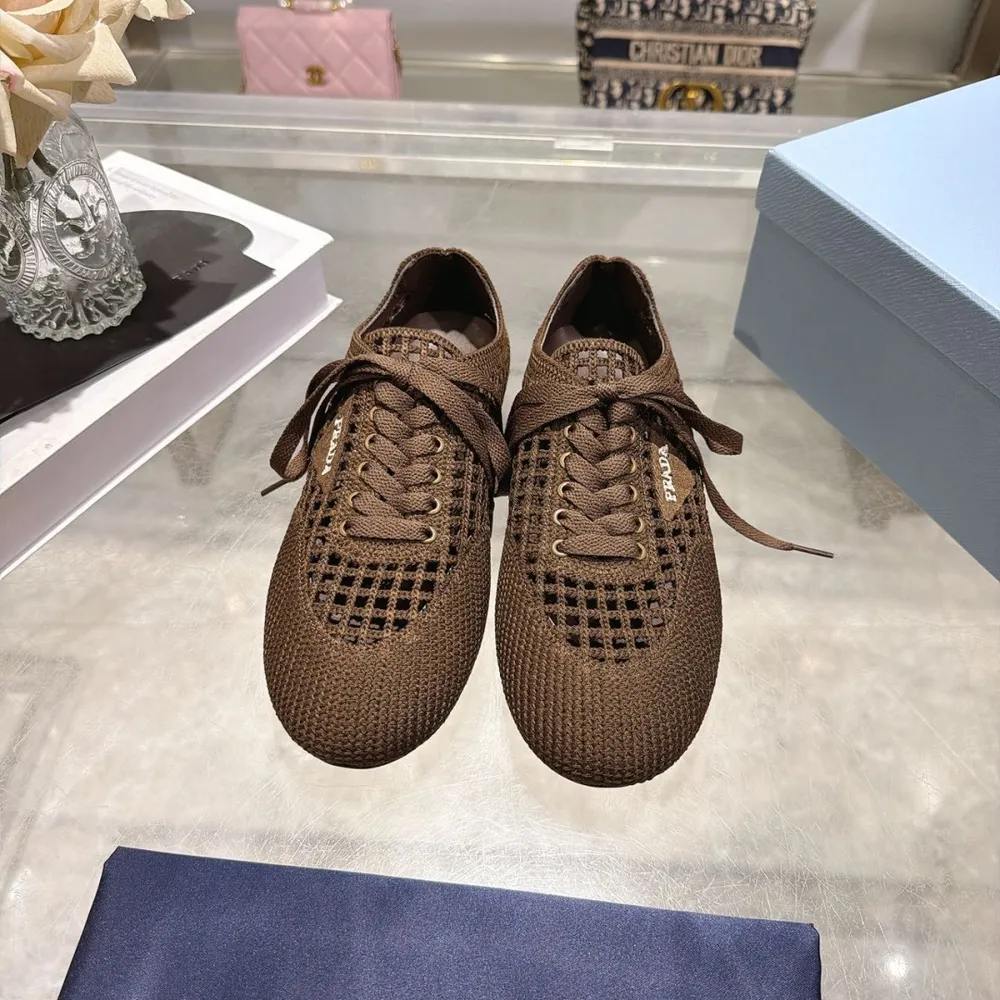 出廠價P620💰PRADA                                             2026新款針織網面鏤空德訓鞋休閒鞋 ，全新的鉤針運動薄底鞋把流行的薄底和鉤針元素完美結合 搭配簡單的Prada字母log