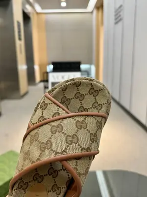 🔥【p590】全年出貨，】古馳Gucci最新限量厚底拖鞋 。頂級品質發售 購入正品開發 . 材質.工藝與原版一致