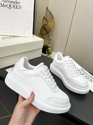 Alexander McQueen·亞歷山大麥昆 皮革 繫帶圓頭 低幫 生活休閒鞋 情侶鞋！2025最新米蘭時裝週T臺走秀款，獨特個性的設計，上腳超有範，圓頭的設計讓腳趾得到完全的釋放。超下血本， 購入多雙原版，拆解復刻。超級爆款，專櫃品質