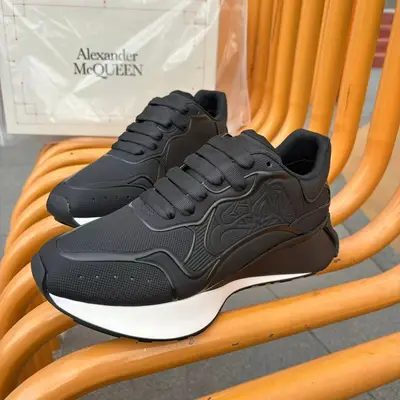 p710 官網同步ALEXANDER MCQUEEN/亞歷山大麥昆 2024春夏男Sprint運動鞋 鞋面釆用牛皮壓花工藝 時尚個性字母seal Logo組合標誌 牛皮墊腳，不脫層不褪色，最新精美全套包裝 配有一幅鞋帶 男39-45
