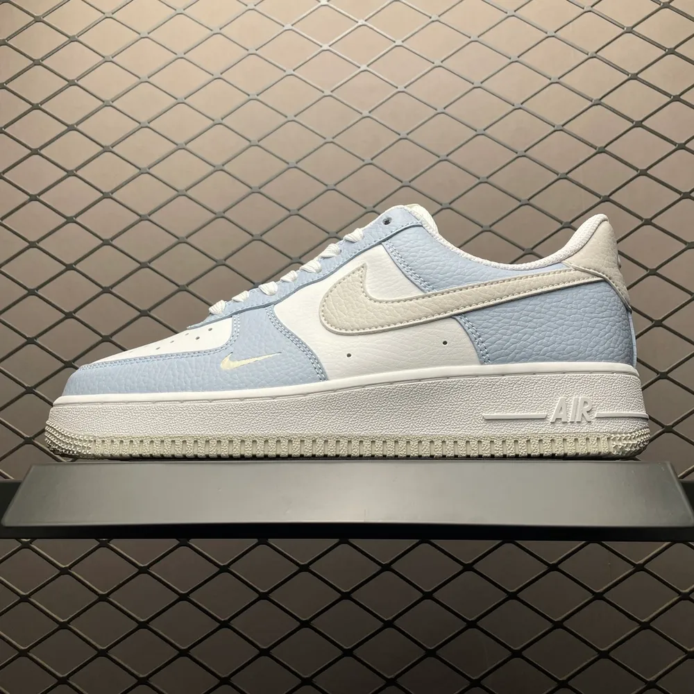 💰550 純原NK Air Force 1 Low 空軍一號低幫休閒板鞋 HF0022-400 原廠衝刀皮料切割乾淨 無任何毛邊 打造純正空軍 全掌內建蜂窩氣墊 原盒配件 原廠中底鋼印、拉幫完美 全套原楦原模傾力打造完美版型 尺碼：36 
