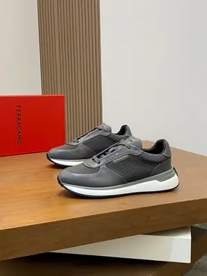 出廠【實價】🏃‍♂️🏃‍♂️菲拉格慕Ferragam 新款男士休閒運動鞋原版設計。這款鞋採用進口牛皮配透氣條紋布鞋面，內裡本染小牛皮 小牛皮鞋墊 上腳柔軟舒適透氣 配原盒全套包裝！看得見的細節和品質。