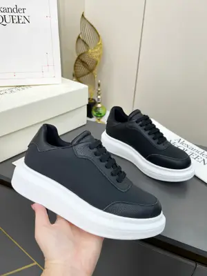 Alexander McQueen·亞歷山大麥昆 皮革 繫帶圓頭 低幫 生活休閒鞋 情侶鞋！2025最新米蘭時裝週T臺走秀款，獨特個性的設計，上腳超有範，圓頭的設計讓腳趾得到完全的釋放。超下血本， 購入多雙原版，拆解復刻。超級爆款，專櫃品質