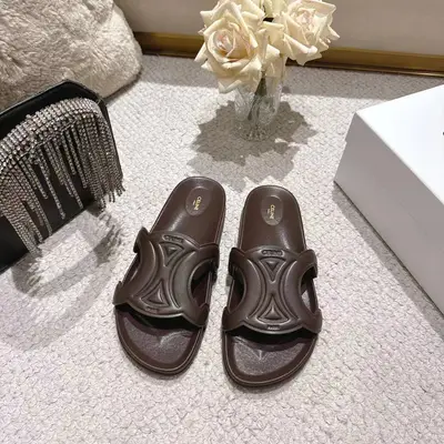 Celine(賽琳) 26春夏新款凱旋門拖鞋沙灘鞋火爆上新🔥，鞋面採用原版定製頭層油蠟皮（雙色效果明顯）油邊工藝➕電腦高溫高週波壓花工藝✨字型清晰鞋面立體感強💥一款經典百搭的拖鞋值得你夏日擁有🌹