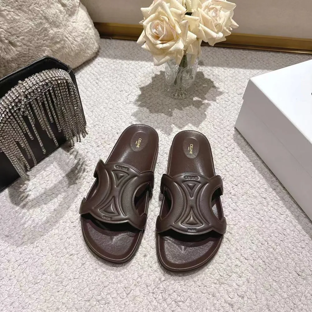 Celine(賽琳) 26春夏新款凱旋門拖鞋沙灘鞋火爆上新🔥，鞋面採用原版定製頭層油蠟皮（雙色效果明顯）油邊工藝➕電腦高溫高週波壓花工藝✨字型清晰鞋面立體感強💥一款經典百搭的拖鞋值得你夏日擁有🌹