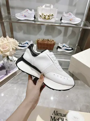 p710 ALEXANDER MCQUEEN/亞歷山大麥昆 2024春夏男Sprint運動情侶款 鞋側面飾有時尚個性字母seal Logo標誌 全皮十網面工藝 高版本油邊工藝 內裡羊皮 牛皮墊腳，不脫層不褪色，最新精美全套包裝 另配有一幅鞋
