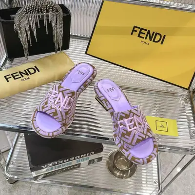 2025新款Fendi芬迪家的水臺拖鞋全新上線，這波新品簡直殺瘋了💥每年必火的FF拖，今年又玩出新花樣，新加入的水臺設計，直接美到失語🤯。腳感舒適到不想脫，經典地位穩穩拿捏，不管是甜妹風、酷颯風，還是休閒風，它都能完美適配，時尚感狠狠拿