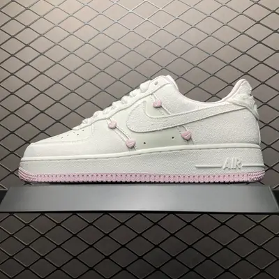 💰550 純原NK Air Force 1 Low 情人節 空軍一號低幫休閒板鞋 HV5992-111 原廠衝刀皮料切割乾淨 無任何毛邊 打造純正空軍 全掌內建蜂窩氣墊 原盒配件 原廠中底鋼印、拉幫完美 全套原楦原模傾力打造完美版型 尺碼