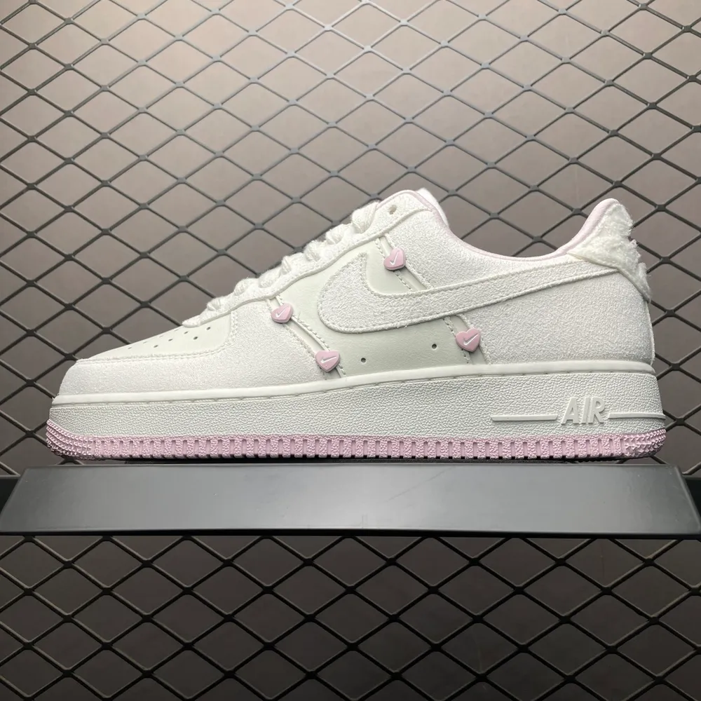 💰550 純原NK Air Force 1 Low 情人節 空軍一號低幫休閒板鞋 HV5992-111 原廠衝刀皮料切割乾淨 無任何毛邊 打造純正空軍 全掌內建蜂窩氣墊 原盒配件 原廠中底鋼印、拉幫完美 全套原楦原模傾力打造完美版型 尺碼