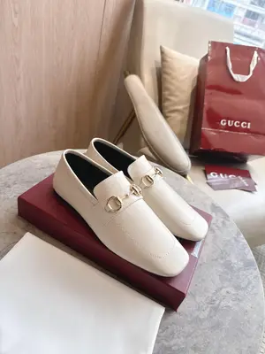 8995-1  白¥670（35-42）Generation Gucci 系列深入探索品牌典藏設計元素，將不同世代的設計融匯於一體，譜寫出獨特的美學篇章。這款鞋履為經典 Horsebit 樂福鞋注入前衛魅力。方形鞋頭、平底鞋底和反向結構設計